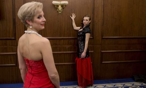 Ополченки Новороссии в вечерних платьях Ополченки Новороссии в вечерних платьях