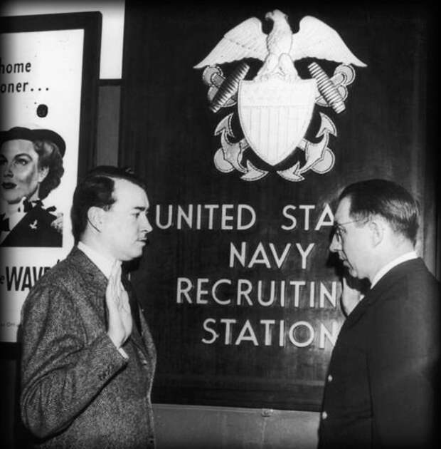 Уильям Патрик Гитлер, племянник Адольфа Гитлера, принимает присягу при поступлении на службу в ВМФ США, 1944 год.