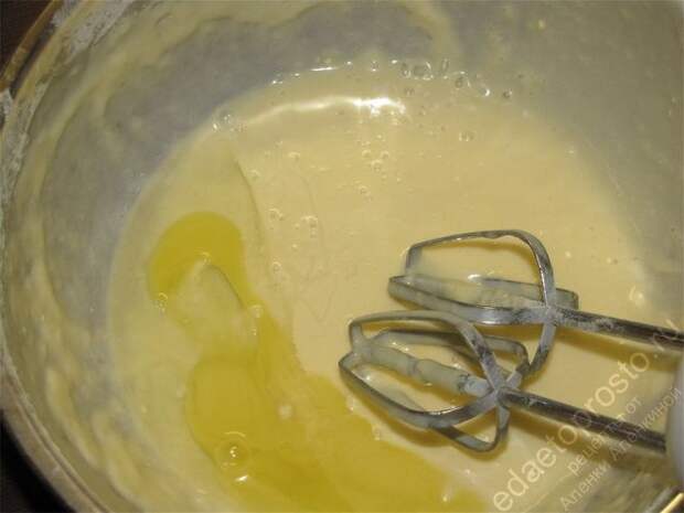 Разбить одно яйцо в чашку с оставшимся тестом. пошаговое фото рецепта приготовления пирога с черной смородиной