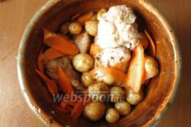 Выкладываем мясо и корнеплоды.
