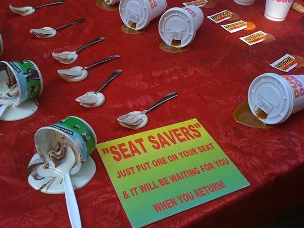 Seat Savers: занимаем удобное место, имитируя испачканный стул