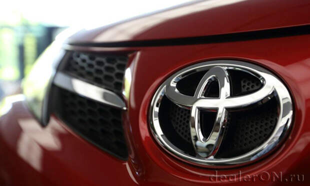 Логотип на редиаторной решетке Toyota / Тойота