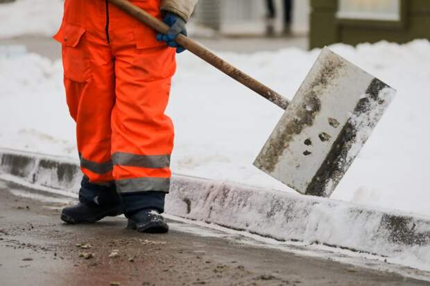На Дубнинской улице очистили от снега и наледи детские площадки