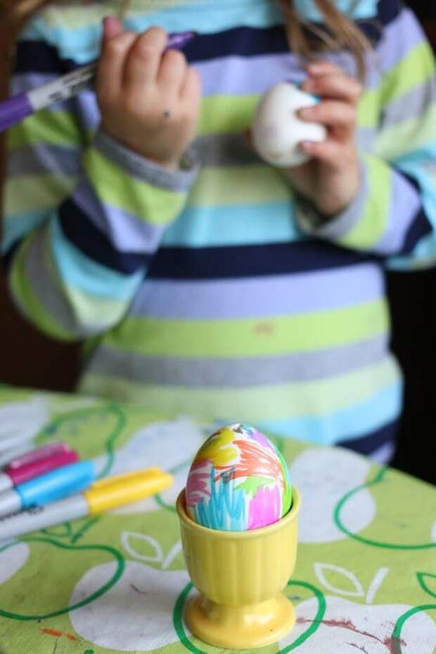Как покрасить яйца фломастерами и салфеткой. Украсить пасхальные яйца маркером. Крашенные яйца в детских ладошках. Пасхальное яйцо раскраска для детей. Как разукрасить яйца маркерами.