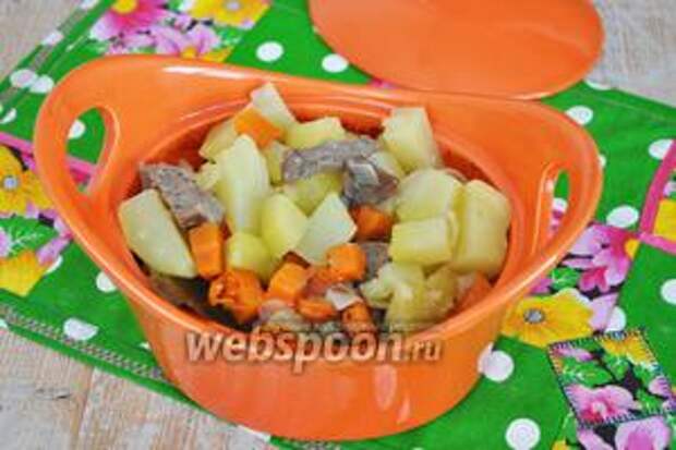 Готовое жаркое подавать горячим. Блюдо получается совсем нежирным и вкусным.