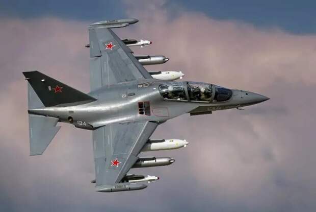 Буквально недавно, в статье про Як-130М (Як-130М: учебный или боевой?) мельком позволил себе сравнение с Су-25.-2