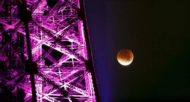 Париж, Франция, кровавая Луна и Эйфелева башня