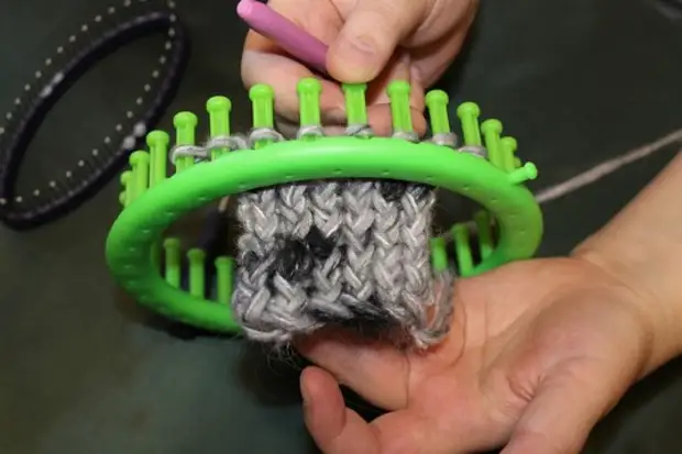Учимся вязать на луме (Loom knitting). Урок первый: лицевые петли