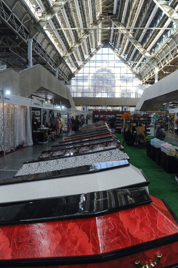 Выставка похоронной моды в Москве (50 фото)