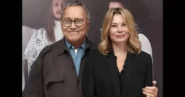 Юлия Высоцкая с мужем Андреем Кончаловским посетили премьеру спектакля "Три мушкетёра"