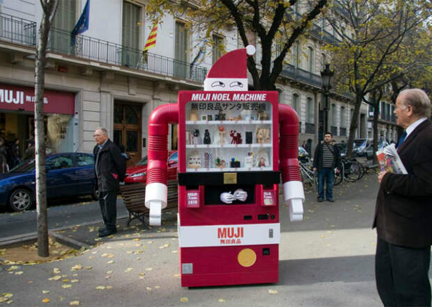 Этот необычный торговый автомат под названием - Muji Christmas Machine каждое Рождество появляется на главной улице Барселоны. Продавец, скрывается внутри роботизированного торгового аппарата, который своим внешним видом напоминающего Санту. Устройство предлагает жителям города приобрести праздничные сувениры.