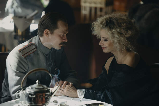 Юра Борисов и Юлия Высоцкая в сериале «Хроники русской революции»