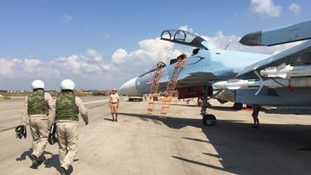 Российские летчики готовятся к полету на истребителе СУ-30СМ на авиабазе Хмеймим в Сирии