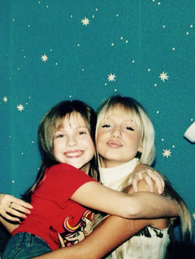 10 лет назад: Эмилия с сестрой Викторией Лопырёвой