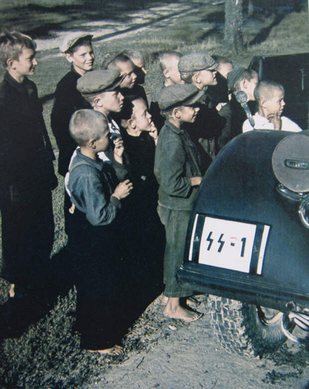 Новинки, 15 августа 1941 г. Дети около личного автомобиля Г. Гиммлера.