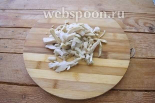 Откройте банку с кальмаром. Удалите жидкость. Само мясо кальмара нарезать соломкой.