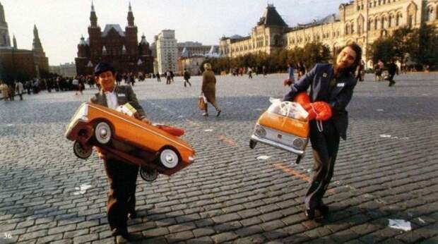 Из ГУМа с покупками, 1980 год, Москва история, люди, мир, фото