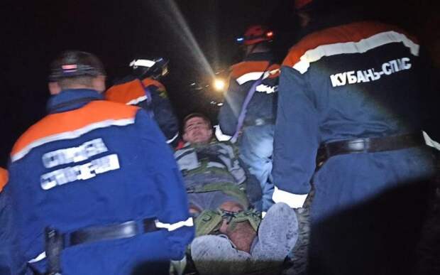 Спасатели эвакуировали мужчину, который упал ночью со скалы в Анапе