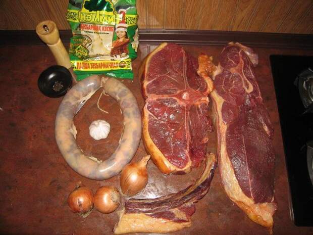 Так что возьмём: “омыртка” и “жая”, это 6-8 кг мяса (меньше не продадут), небольшой “кАзы” на ребре и “шужык” (колбаса из конского мяса, жира и специй) продаётся сырым. Лук репчатый, чёрный перец, лаврушка, чеснок, тесто или готовые сочни. еда, своими руками, сделай сам