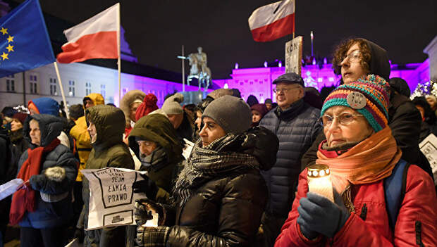 Акция протеста после реформирования судебной системы перед президентским дворцом в Варшаве. Архивное фото