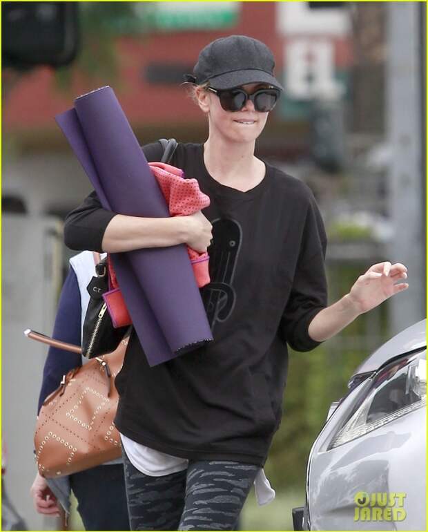 charlize-theron-jaywalks-to-yoga-class-10