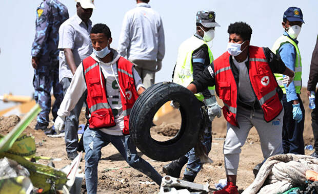 Поисковые работы на месте крушения самолета Ethiopian Airlines в Эфиопии