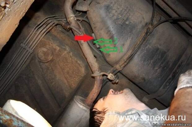 Меняем топливный фильтр на Skoda Felicia с двигателем 1,6 AEE