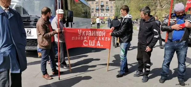 Жители Мелитополя вышли 1 Мая на улицы с плакатами против фашизма