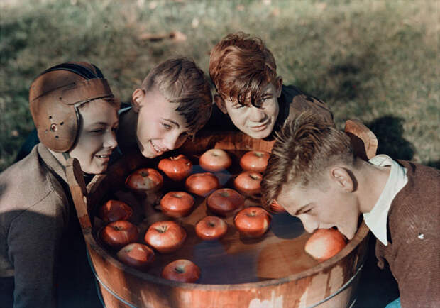 44. Дети вылавливают яблоки из воды в Мартинсбурге. Западная Вирджиния, 1939 national geographic, история, природа, фотография
