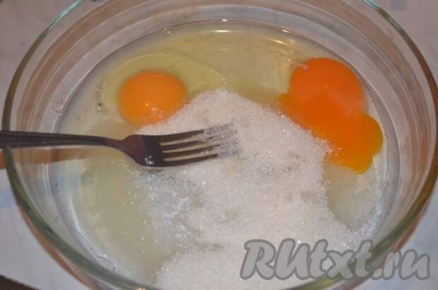 Для начинки смешать яйца с сахаром, немного взбить вилкой. 