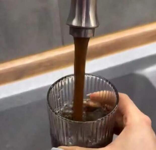 «Вместо воды»: жители Краснодара жалуются на коричневую жижу, которая льется из крана