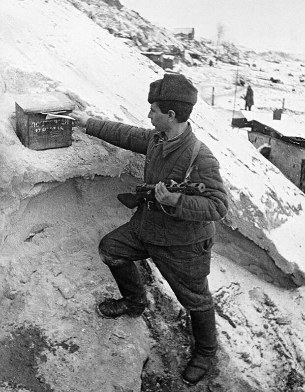 Работники почты.На фото: боец Сталинградского фронта отправляет письмо домой. 1941-1945, вов