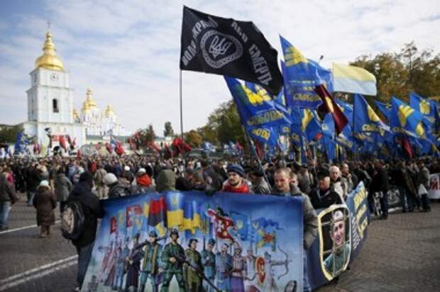 На «Марше героев» в центре Киева прогремел взрыв