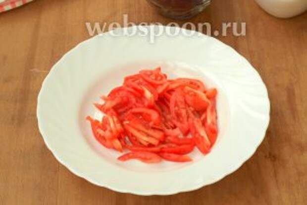 Нарезать помидоры соломкой. Лучше взять плотные помидоры, чтобы с них не было много сока.
