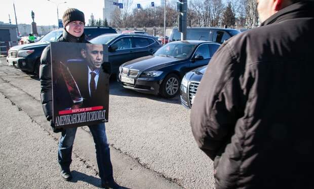Обаму сравнили с героем “Американского психопата” на мобильной выставке в Москве 