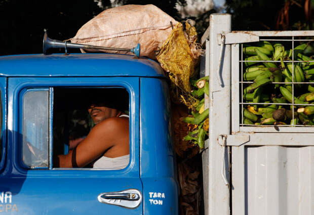 Старый грузовичок, забитый бананами, Гавана