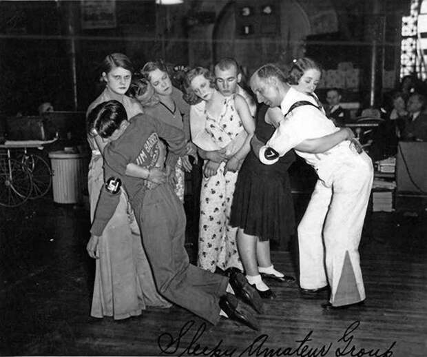 Последние четыре пары, добравшиеся до финала танцевального марафона в Чикаго, 1930 год. история, рэтро, фото
