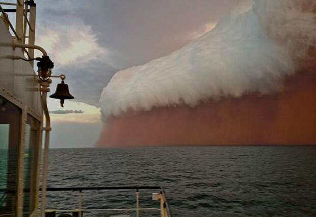 1374 Причудливая пыльная буря на западном побережье Австралии