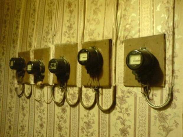 За электричество платят отдельно, поэтому на стене целый ряд счетчиков коммуналка, правила, факты, юмор