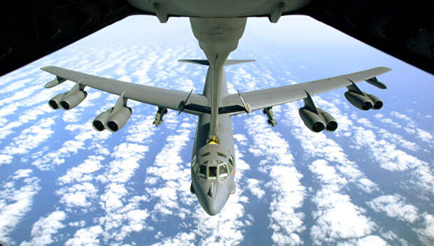 Американский стратегический бомбардировщик B-52 во время дозаправки. Архивное фото Американский стратегический бомбардировщик B-52 во время дозаправки. Архивное фото
