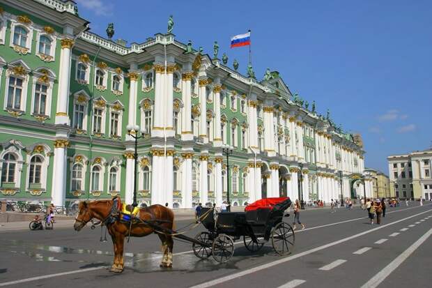 Исторический центр Санкт-Петербурга. В 1736 году Дворцовая площадь именовалась Адмиралтейским лугом. Это пространство служило строительной площадкой, пока возводили Зимний дворец, в честь которого площадь и получила нынешнее название. история, факты
