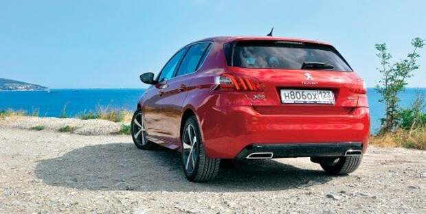 Внешние признаки Peugeot 308 в исполнении GT Line – тонированные стекла, прямоугольные патрубки выхлопной системы, накладки на пороги и 17‑дюймовые колеса.