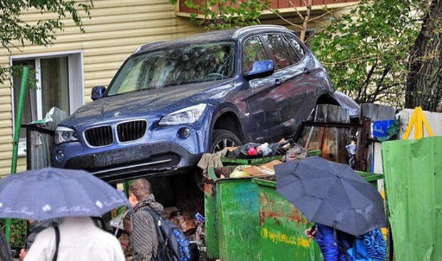 Во Владивостоке новый BMW X1 оказался на помойке