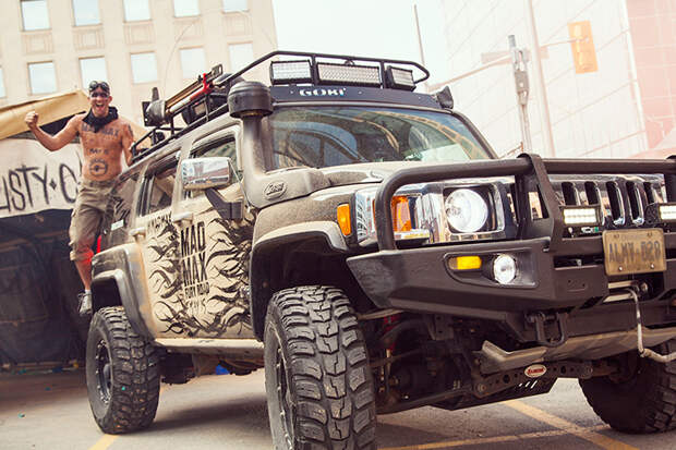 Канадцы расписали автомобили грязью ради нового «Безумного Макса»