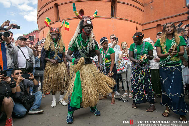 Африканские колдуны на улицах Москвы