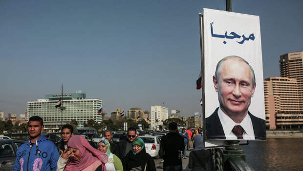 Плакат с президентом России Владимиром Путиным на улице Каира. Архивное фото