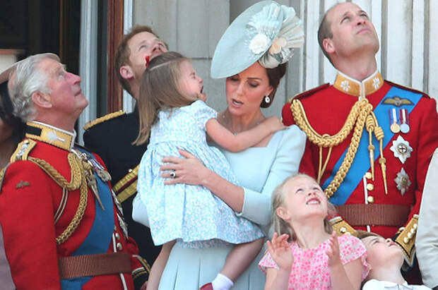 Принц Чарльз, принц Гарри, принцесса Шарлотта, Кейт Миддлтон, Саванна Филлипс, принцы Джордж и Уильям