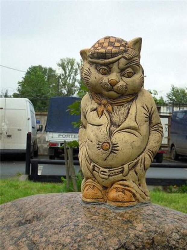 Кот на камне поставлен в память о первоначальном, финском, назывании Канонерского острова - Киссаисаари (Кошачий). Адрес: Россия, Санкт-Петербург, Канонерский остров, дом №24