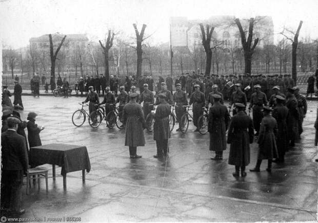 Смотр велосипедистов – участников пробега Москва – Ялта. Май 1941 г. 1941, москва, прогулка