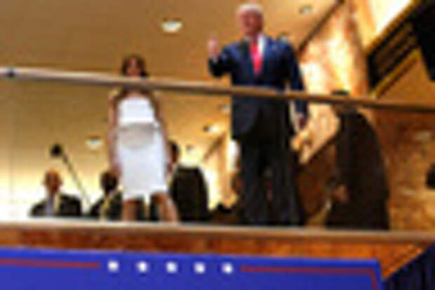 U.S. Republican presidential candidate, real estate mogul and TV personality Donald Trump arrives by escalator inside at Trump Tower to announce his campaign for the 2016 Republican presidential nomination in New York June 16, 2015. 